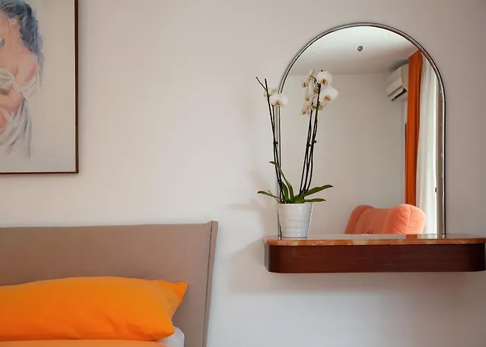 Appartement The & *